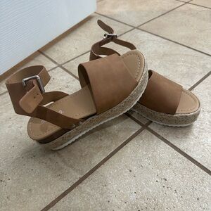 Soda sandals size 7.5